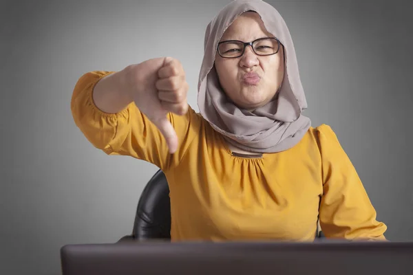 Ασιατικές Muslimah Επιχειρηματίας Φορώντας Γυαλιά Και Την Μαντίλα Αντίχειρες Κάτω — Φωτογραφία Αρχείου