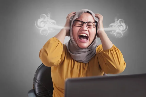 Porträt Einer Wütenden Gestressten Muslimischen Geschäftsfrau Hijab Mit Irrer Wahnsinns — Stockfoto