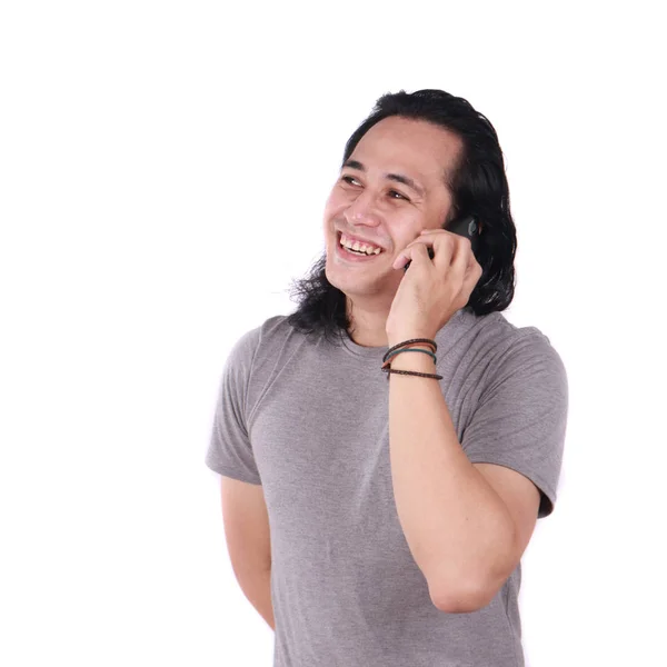 Vonzó Hosszú Hajú Fiatal Ázsiai Ember Beszél Telefonon Boldog Mosolygó — Stock Fotó