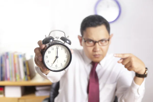 年轻的亚洲商人指着时钟 愤怒的表情 时间截止日期概念 在办公室工作的人 — 图库照片