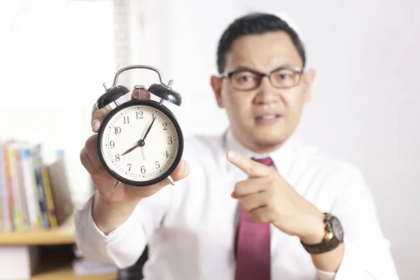 Junger Asiatischer Geschäftsmann Zeigt Auf Die Uhr Wütende Miene Fristbegriff — Stockfoto