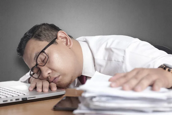 Retrato Empresário Asiático Cansado Por Excesso Trabalho Dormir Frente Seu — Fotografia de Stock