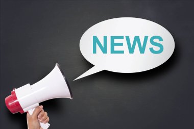 Megafon agains blackboard haber kelime ile konuşma kabarcık kavramı içinde tutan el