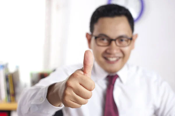 Porträt Eines Jungen Attraktiven Asiatischen Geschäftsmannes Der Büro Laptop Arbeitet — Stockfoto