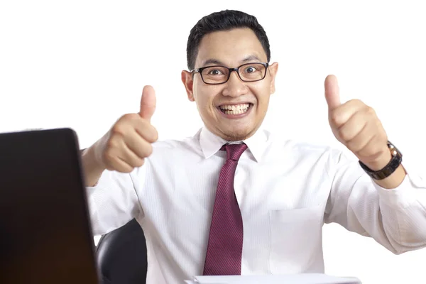 Porträt Eines Jungen Attraktiven Asiatischen Geschäftsmannes Der Büro Laptop Arbeitet — Stockfoto