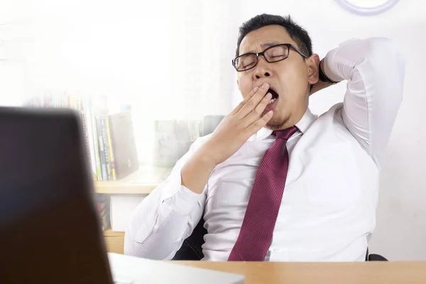 Retrato Hombre Negocios Asiático Cansado Somnoliento Por Exceso Trabajo Bostezar — Foto de Stock