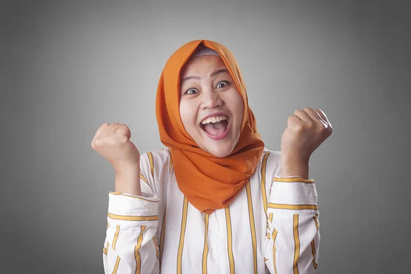 Potret Sukses Indah Muslim Pengusaha Mengenakan Jilbab Menunjukkan Kemenangan Gerakan — Stok Foto