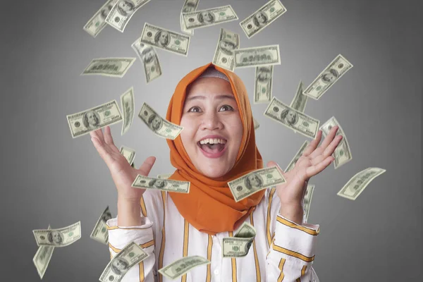お金の雨の下で幸せそうに笑って幸せな億万長者の成功した若いアジアのイスラム教徒の女性の肖像画 富投資経済概念 — ストック写真