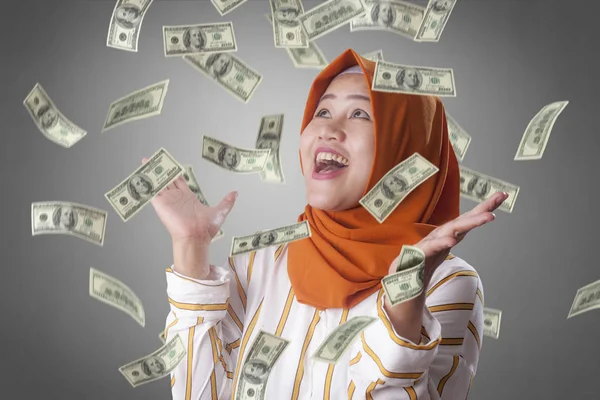 お金の雨の下で幸せそうに笑って幸せな億万長者の成功した若いアジアのイスラム教徒の女性の肖像画 富投資経済概念 — ストック写真