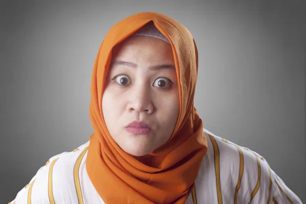 Portret Van Boos Moslimvrouw Dragen Hijab Camera Kijken Met Bedreigend — Stockfoto