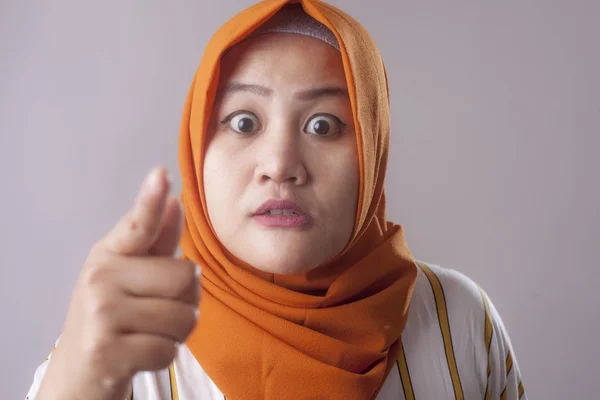 Portret Van Boos Moslimvrouw Dragen Hijab Camera Kijken Met Bedreigend — Stockfoto