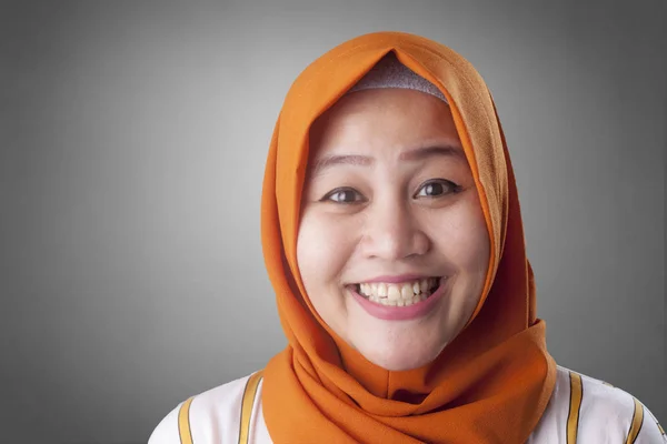 Jonge Aziatische Moslimvrouw Dragen Hijab Smilling Gelukkig Met Expressie Grijs — Stockfoto