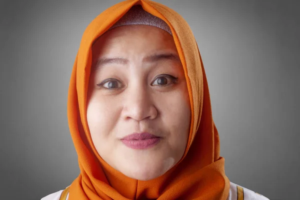 Mladá Asijská Muslimská Žena Nosí Hidžáb Smilling Spokojeně Výrazem Nad — Stock fotografie