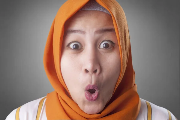 可爱的年轻亚洲穆斯林夫人戴头巾的肖像显示惊讶或震惊的表情与张大的嘴 密切面部表情 — 图库照片