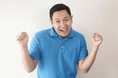 Mutlu komik Asya adam sevinç dolu dans