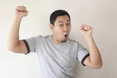 Mutlu komik Asya adam sevinç dolu dans