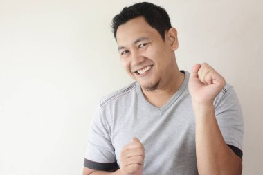 Mutlu komik Asya adam sevinç dolu dans