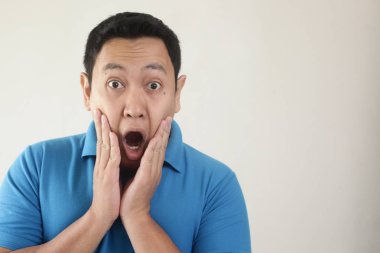 Asya adam ağzını açık şok