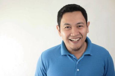 Mutlu bir şekilde gülümseyerek genç Asyalı adam