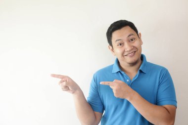 Gösterilen ve bir şey onun tarafında işaret eden genç adam