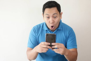 Mutlu adam akıllı telefon arayan şok