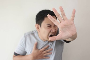 Üzgün genç adam gösteren teslim jest ağlıyor