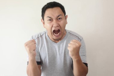 Genç adam bağırmaya, öfke jest