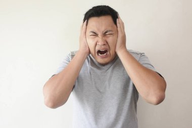 Üzgün ağlayan adam