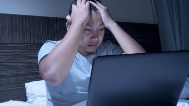 Laptop yorgun uykulu çalışma adam-e kadar yatakta gece yarısı