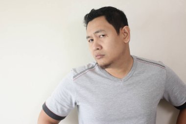 Komik Asya adam tembel sıkılmış alaycı yüz