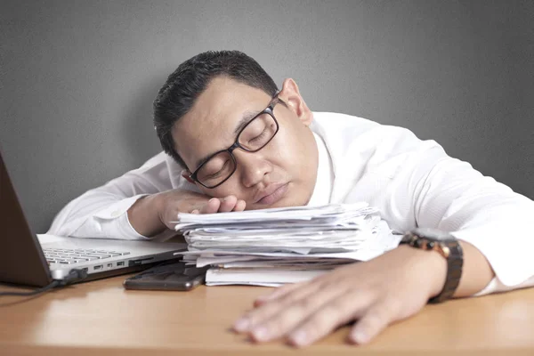 Cansado sonolento asiático empresário tendo sobrecarregado — Fotografia de Stock