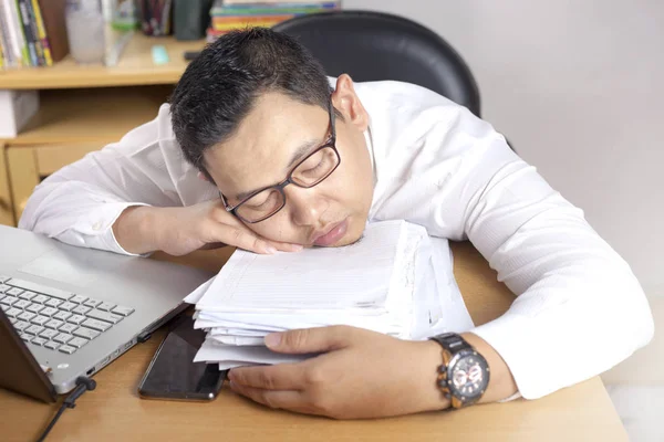 過労、疲れて眠そうなアジア系のビジネスマン — ストック写真