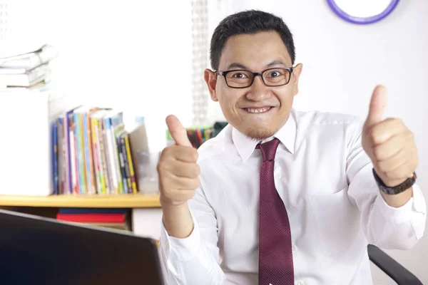 Empresário sorrindo e mostra polegares acima de gestos — Fotografia de Stock