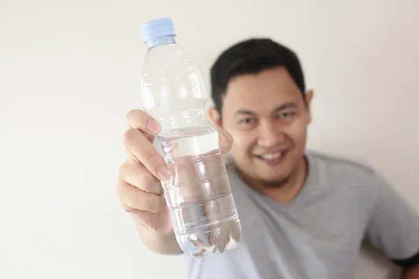 Gezonde Man drankje mineraalwater in fles — Stockfoto