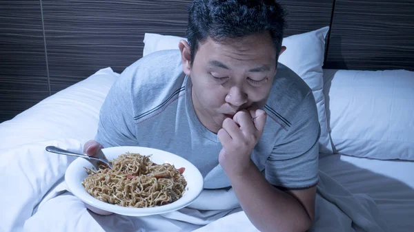 Eat at Midnight, Bad Eating Habit, Late Night Dinner on Bed — Stock Photo, Image