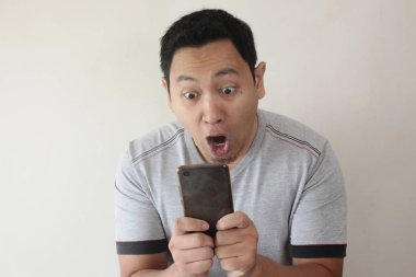 Mutlu adam akıllı telefon arayan şok