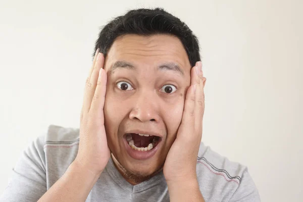 Ázsiai ember sokkolta tátott szájjal — Stock Fotó