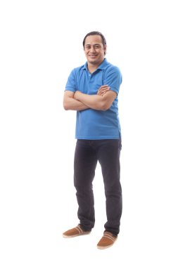 Kollarını kavuşturup gülümseyen genç adam