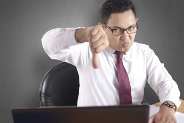 Öfkeli patron başparmak aşağı hareketi gösterir