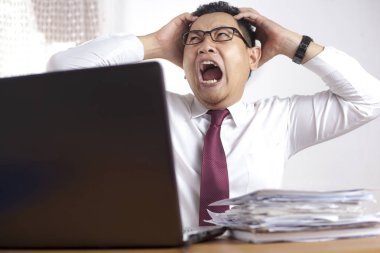 Ofiste stres işadamı çığlık