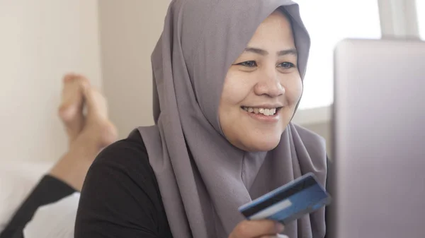 이슬람 여성 만들기 온라인 구매 — 스톡 사진