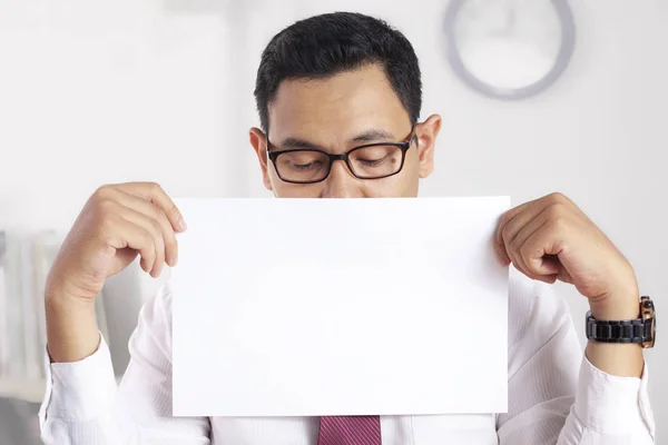 Trauriger Geschäftsmann zeigt Weißbuch, Kopierraum — Stockfoto