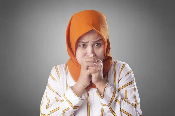 Wanita Muslim Khawatir dan Tahan Nafas — Stok Foto