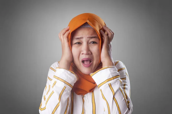 Azjatycki dama muzułmańskich zamknąć jej uszy — Zdjęcie stockowe