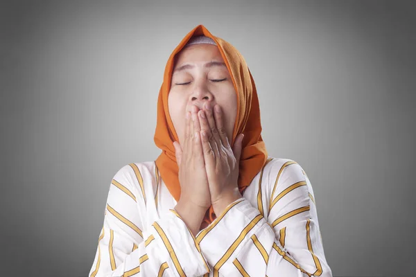 Lelah mengantuk Muslim Lady Yawning — Stok Foto