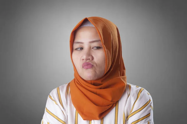 Mulher muçulmana cínica olhando para o lado — Fotografia de Stock