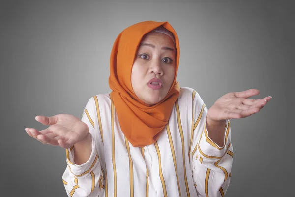 Muslimské podnikatelka ukazuje odmítnutí nebo zamítnutí gesto — Stock fotografie