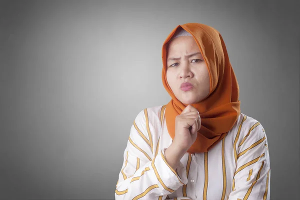 Cynische Moslimvrouw op zoek naar de kant — Stockfoto