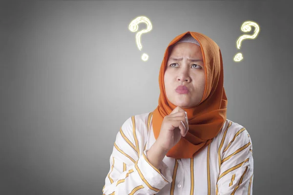 Μουσουλμανική γυναίκα σκέφτεται τη λύση για να λύσει το πρόβλημα — Φωτογραφία Αρχείου