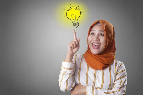 Donna musulmana Avere un'idea brillante — Foto Stock